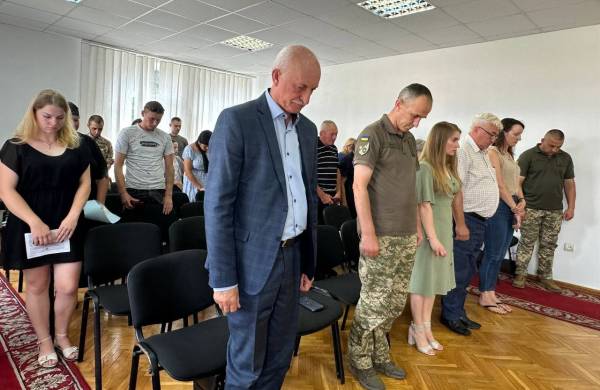 Посмертні нагороди вручили родинам захисників на Рівненщині - INFBusiness