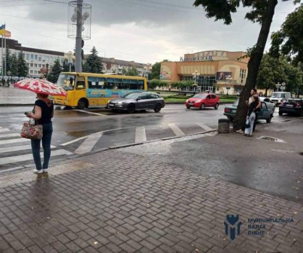Біля центрального перехрестя Рівного можна паркуватися, але є виняток - INFBusiness