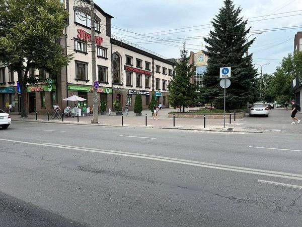 У центрі Рівного встановили обмежувальні стовпчики - INFBusiness