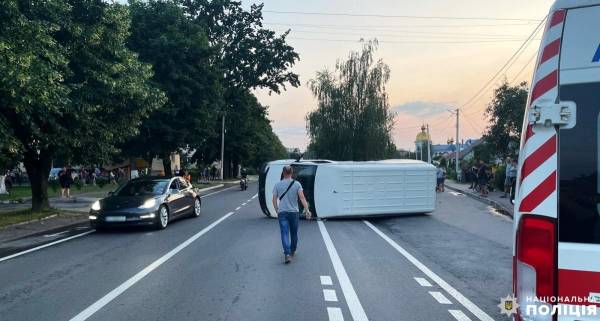 У Здолбунові легковик в'їхав у бус: травмувалася пасажирка мікроавтобуса - INFBusiness