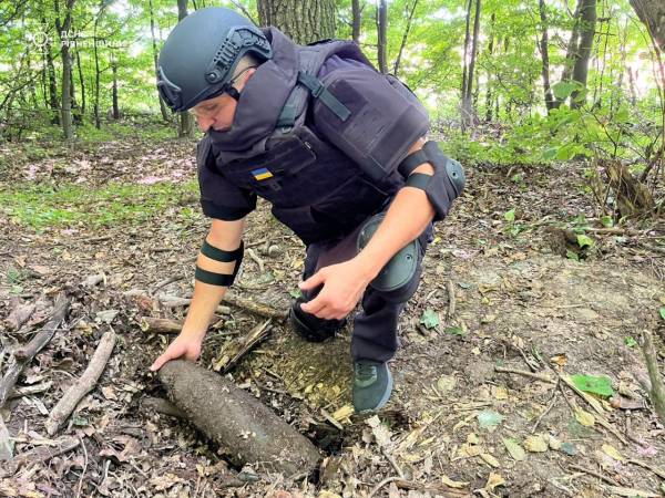 Піротехніки ДСНС ліквідували 152-мм снаряд часів Другої світової війни, який був виявлений 1 липня під час обстеження території біля села Пирятин, Дубенського району. На Дубенщині знайшли снаряд часів Другої світової війни - INFBusiness