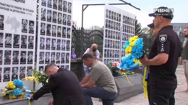 Спільна молитва та покладання квітів: як у Рівному відзначали День Української Державності? (ВІДЕО) - INFBusiness