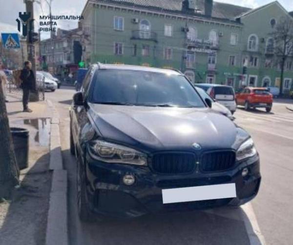 Біля центрального перехрестя Рівного можна паркуватися, але є виняток - INFBusiness