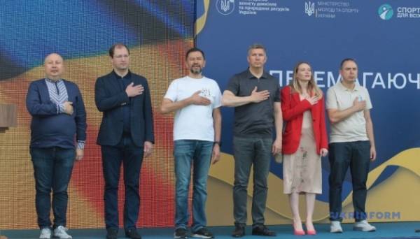 На Київщині офіційно відкрили державний парк-пам’ятку «Межигір’я» Фото 31.08.2024 16:45 Укрінформ У межах офіційного відкриття державного парку-пам’ятки «Межигір’я» стартував перший осінній туристичний сезон. На Київщині офіційно відкрили державний парк-пам’ятку «Межигір’я» - INFBusiness