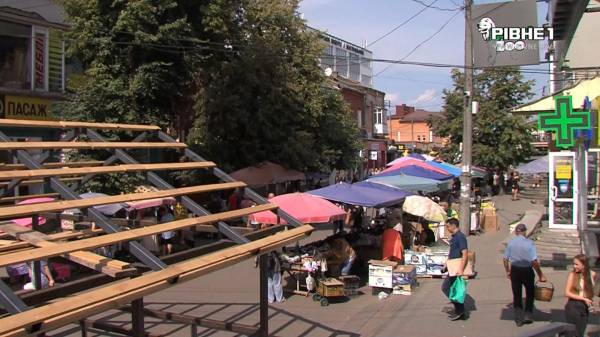 "Ми тут як ізгої": мешканці будинків на вулиці Базарна проти встановлення нових кіосків на ринку Рівного (ВІДЕО) - INFBusiness