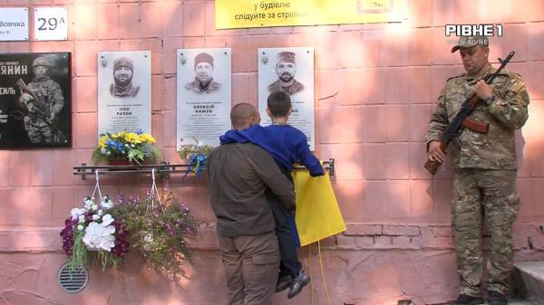 Воював з початку війни: на стіні 9 школи Рівного відкрили меморіальну дошку Юрію Попенку (ВІДЕО) - INFBusiness