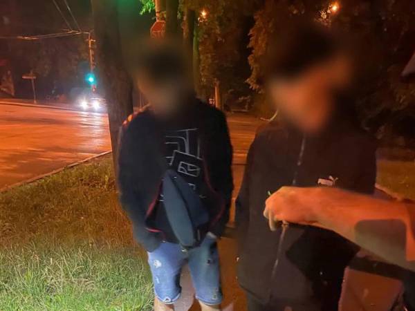 Викинули, ймовірно, наркотичні речовини: у Рівному жінка та чоловік хотіли втекти від патрульних - INFBusiness