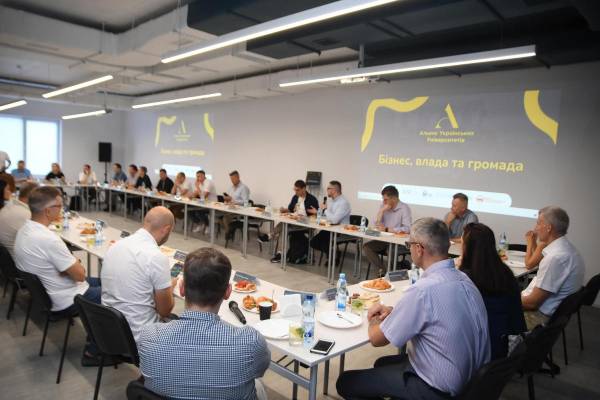 Чиновники та бізнесмени обговорили проблеми рівненських універів (ВІДЕО) - INFBusiness
