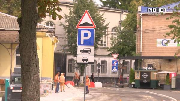 Поклали асфальт та зробили тротуар: У Рівному добудовують проїзд між двома вулицями (ВІДЕО) - INFBusiness