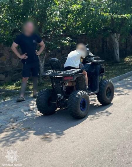 У Рівному 8-річний хлопчик на квадроциклі ледь не збив людину
