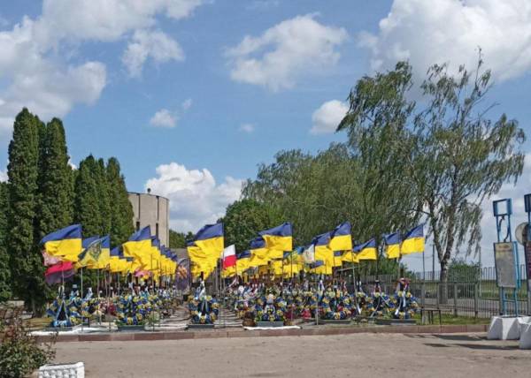 У Рівному тривають роботи із встановлення пам’ятників загиблим Героям України - INFBusiness