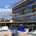 Фасад нового корпусу реабілітаційного центру на Рівненщині почали оздоблювати