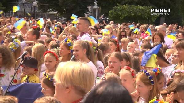 Рекорд встановлено: У Рівному майже тисяча дітей заспівали духовний гімн України (ВІДЕО) - INFBusiness
