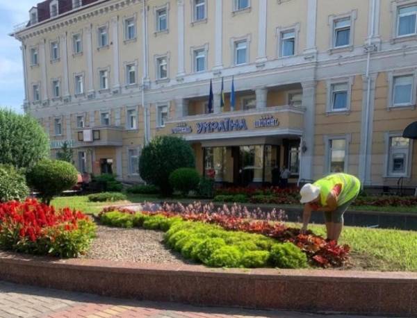 У Рівному комунальники прибрали на клумбах біля драмтеатру - INFBusiness