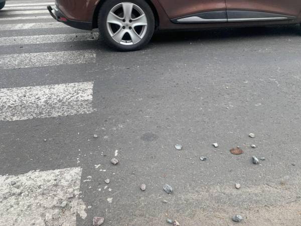 Випадково відчинився борт: у Рівному розшукали водія вантажівки, який розсипав щебінь по дорозі - INFBusiness