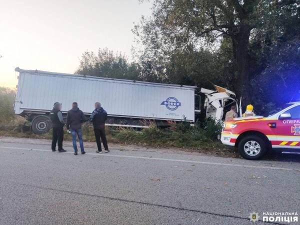 На Дубенщині водій вантажівки врізався в дерево і загинув - INFBusiness