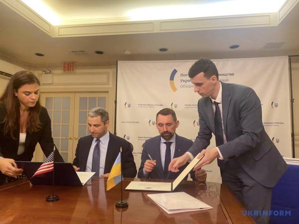 Штати передали Україні стародавні мечі з окупованих територій, які Росія хотіла переправити до Америки - INFBusiness