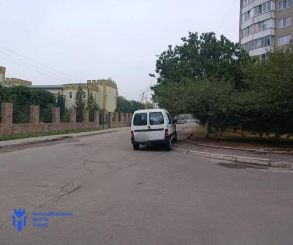 У Квасилові водії лишають автомобілі на газонах - INFBusiness