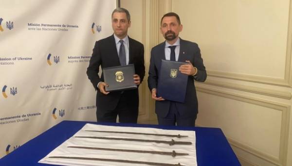 Штати передали Україні стародавні мечі з окупованих територій, які Росія хотіла переправити до Америки - INFBusiness