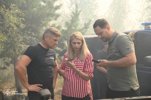 Горять чагарники та суха трава: третю добу триває локалізація пожежі у Сарненському районі - INFBusiness