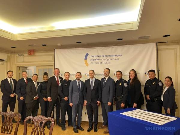 Штати передали Україні стародавні мечі з окупованих територій, які Росія хотіла переправити до Америки - INFBusiness