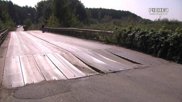 Бояться опинитися під мостом: На Рівненщині водії бідкаються на жахливий стан споруди (ВІДЕО) - INFBusiness