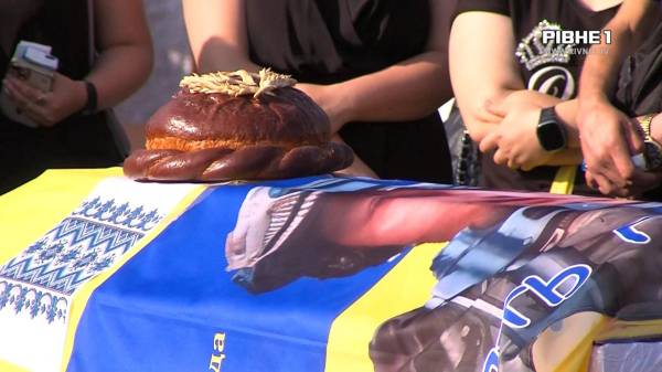 У Рівному в останню земну дорогу провели старшого вогнеметника Віталія Калину (ВІДЕО) - INFBusiness