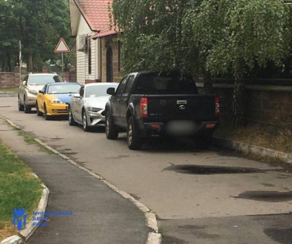 У Квасилові водії лишають автомобілі на газонах - INFBusiness