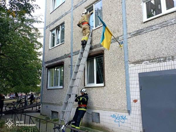 У Вараші рятувальники допомогли відчинити двері квартири, де зачинилася маленька дитина - INFBusiness