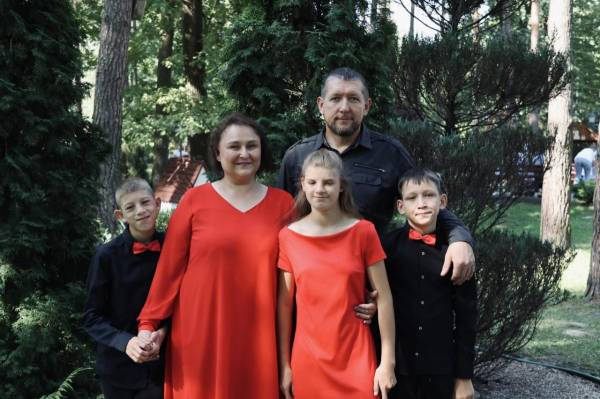 Якось Сергій та Людмила Дідухи взяли до себе на Різдво чотирьох дітей з інтернату - двох хлопчиків та двох дівчат-підлітків. Рідні батьки не змогли забрати їх навіть на свято. Відтоді Ніна, Таїса, Іван та Мишко Мишкевичі гостювали в родині Дідухів усе частіше, а за пів року переїхали до них жити: у червні 2013 року офіційним розпорядженням на Костопільщині було утворено нову прийомну сім’ю. Історія сім`ї з Костопільщини: виховали чотирьох прийомних дітей – і взяли ще двох - INFBusiness