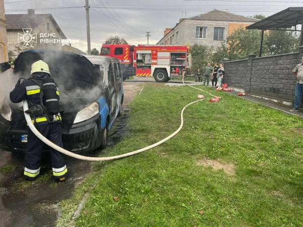 На Рівненщині загорівся мікроавтобус: вогнеборці врятувати авто від повного знищення вогнем - INFBusiness