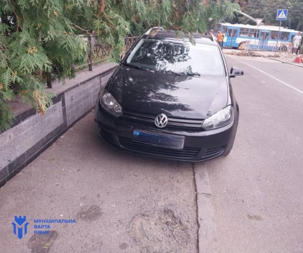 У Рівному оштрафували водіїв, які припарковували автівки з порушенням ПДР - INFBusiness