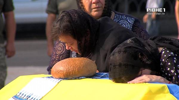 Назавжди 37: у Рівному попрощалися з військовослужбовцем Павлом Червінським (ВІДЕО) - INFBusiness