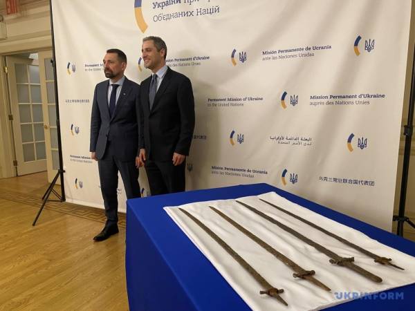 Штати передали Україні стародавні мечі з окупованих територій, які Росія хотіла переправити до Америки - INFBusiness