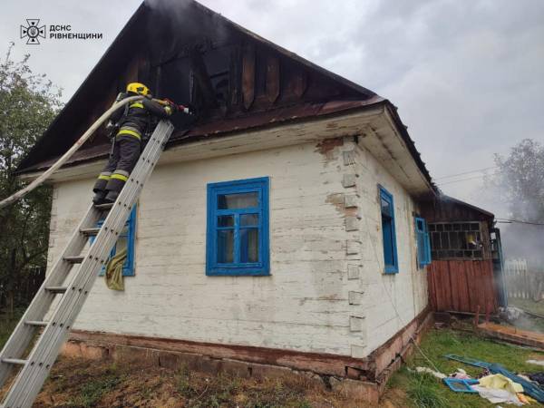 Горів дах будинку: пожежу ліквідували рівненські рятувальники - INFBusiness