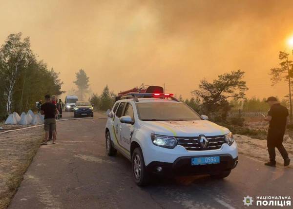 Горять чагарники та суха трава: третю добу триває локалізація пожежі у Сарненському районі - INFBusiness