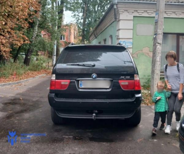 У Рівному припарковані автомобілі доводиться обходити проїжджою частиною - INFBusiness