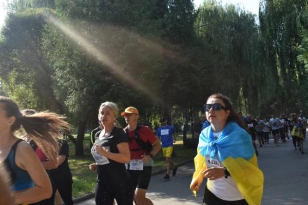 Понад 500 жителів Рівненської області взяли участь у благодійному забігу «Шаную воїнів, біжу за Героїв України». Забіг «Біжу за Героїв» зібрав на Рівненщині рекордну кількість учасників - INFBusiness