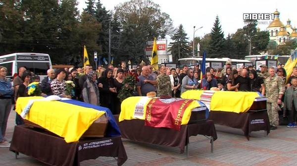 У центрі Рівного відбулось потрійне прощання із військовими (ВІДЕО) - INFBusiness