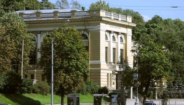 У бібліотеці імені Ярослава Мудрого презентують фотоекспозицію про культурний геноцид на Херсонщині - INFBusiness