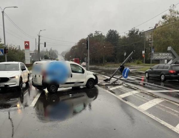 В`їхав у світлофор і сам викликав патрульних: у Рівному водій напідпитку вчинив ДТП - INFBusiness