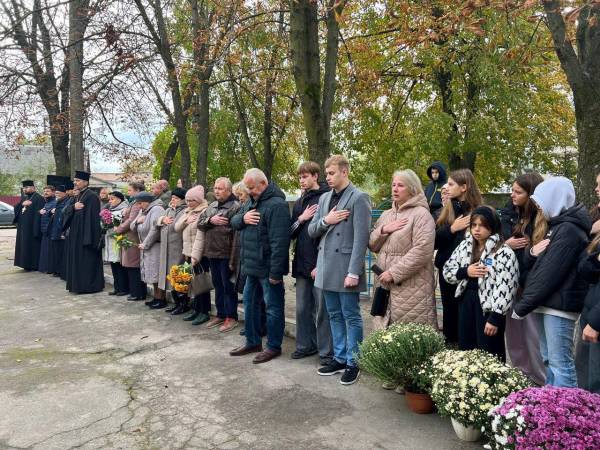 На будівлі гімназії в Костополі відкрили меморіальну дошку у пам’ять про Вадима Плюща - INFBusiness