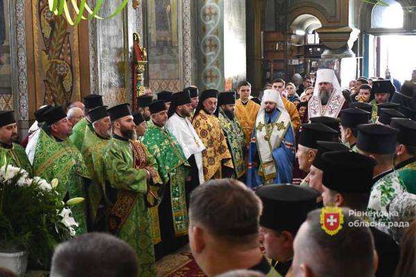 Митрополит Епіфаній очолив богослужіння у Свято-Воскресенському соборі в Рівному - INFBusiness