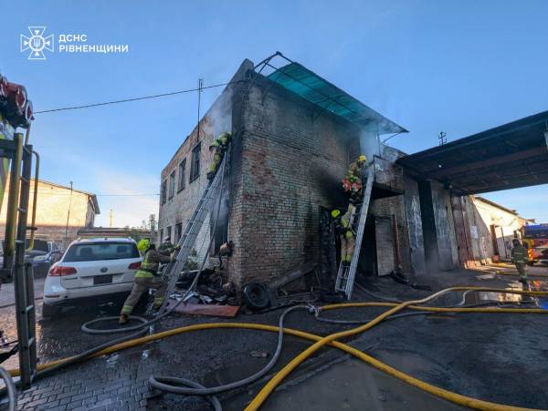 У Рівному горіла будівля-майстерня: вогнеборці оперативно ліквідували пожежу - INFBusiness