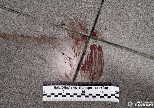 Двоє зловмисників напали у під'їзді і пограбували жителя Рівного - INFBusiness