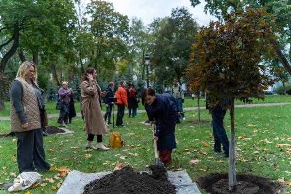 У Маріїнському парку посадили дерева у пам’ять про загиблих воїнів-музикантів - INFBusiness