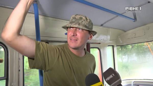 Їхали, співали та декламували: на вулиці Рівного виїхав поетичний тролейбус (ВІДЕО) - INFBusiness