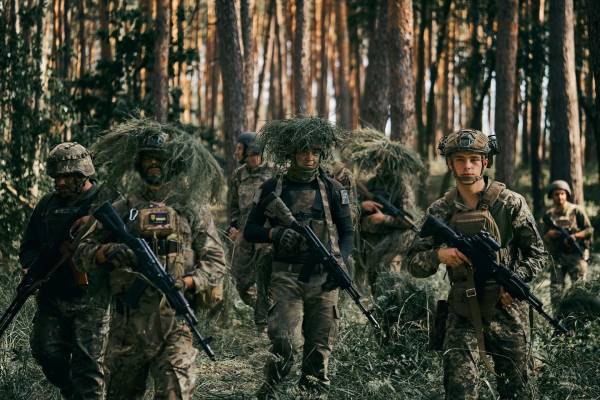 Зайшли в тил ворога та завдали йому втрат: бійці ССО взяли у полон росіян на Курщині - INFBusiness