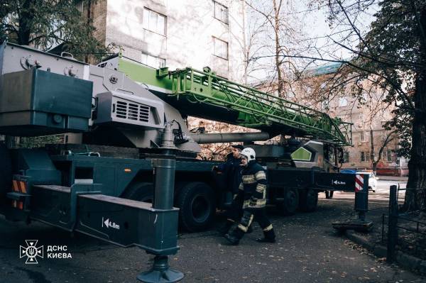 Масований обстріл Києва: рятувальники показали, як вилучали з будинку частину ракети росіян - INFBusiness