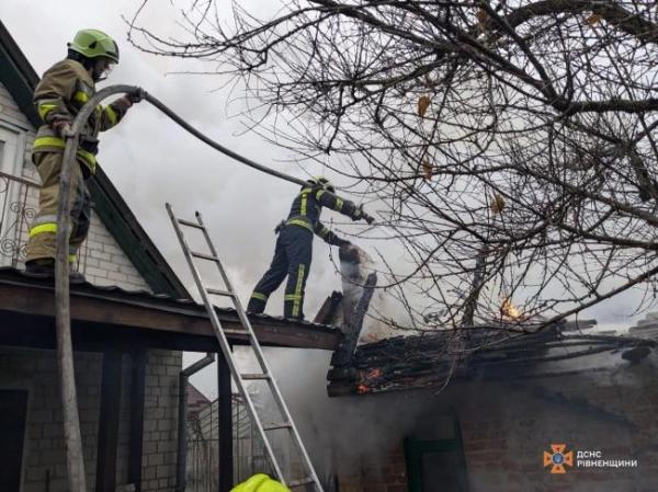 На Рівненщині вогонь знищив дах і перекриття господарської будівлі - INFBusiness